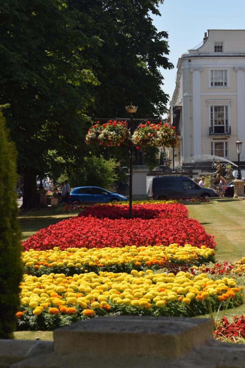 Town View Apartments Cheltenham Eksteriør bilde